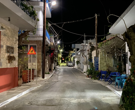 a rue calme du village avec des tavernes en soirée